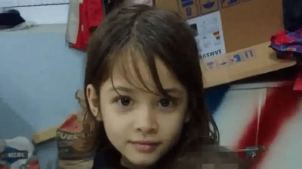 La víctima fue encontrada sin vida en su casa incendiada.