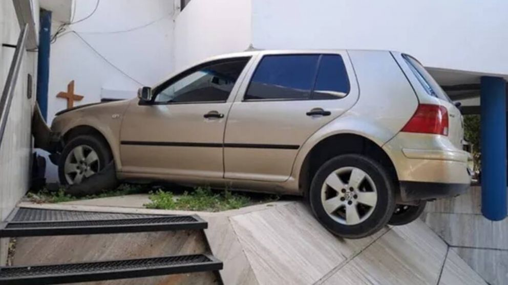 El auto quedó colgando sobre el cantero de la comisaría.