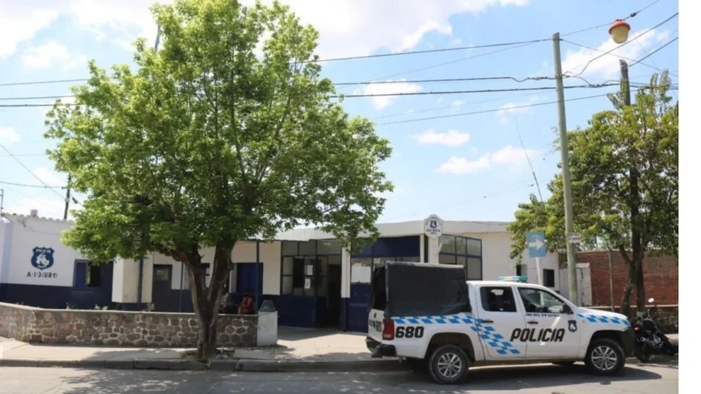El acusado agredió al personal policial.