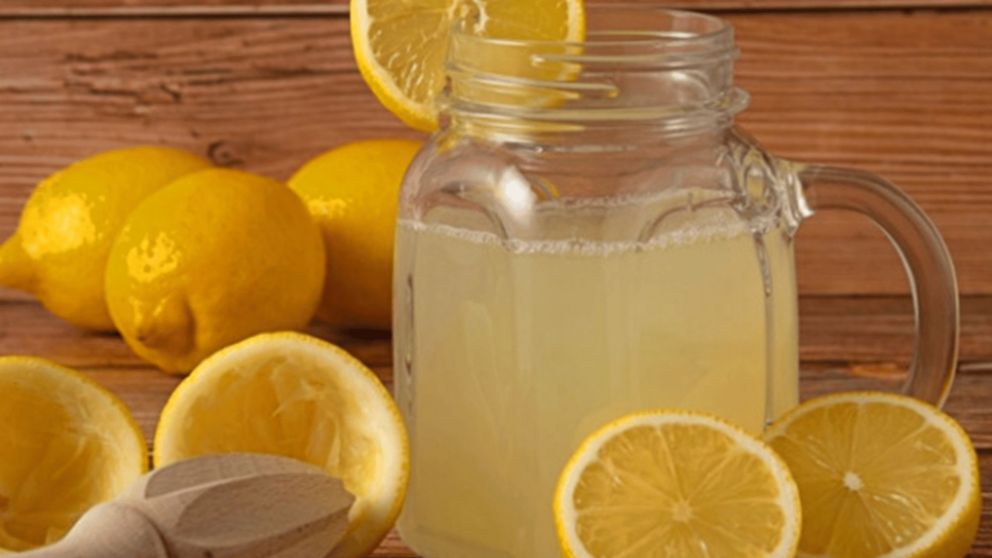 El jugo de limón trae múltiples beneficios para las personas.