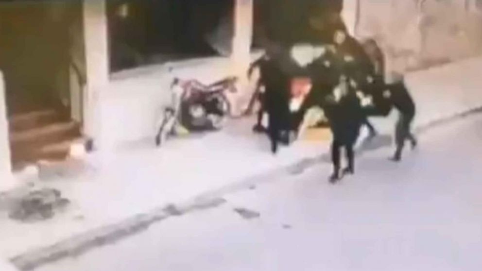 Tiene 49 años, se prendió fuego en plena calle y está internado en grave estado. (Captura de video)