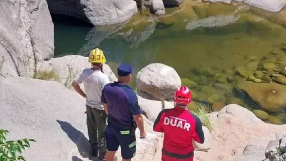 Personal especializado del DUAR trabajó para rescatar los cadáveres de los hermanos.