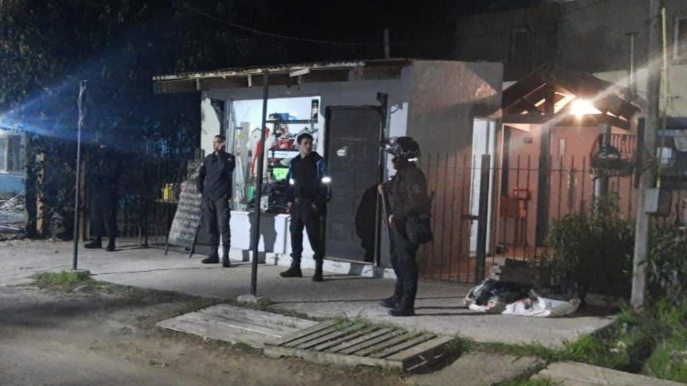Los investigadores policiales realizaron procedimientos para localizar a los asesinos.