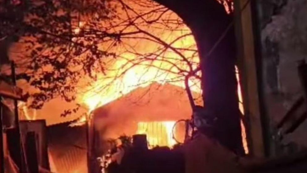 Bomberos trabajaron en el lugar para controlar las llamas.