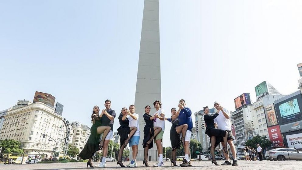 Alcaraz, Norrie, Musetti, Thiem y Schwartzman bailan la clásica danza porteña frente al Obelisco.