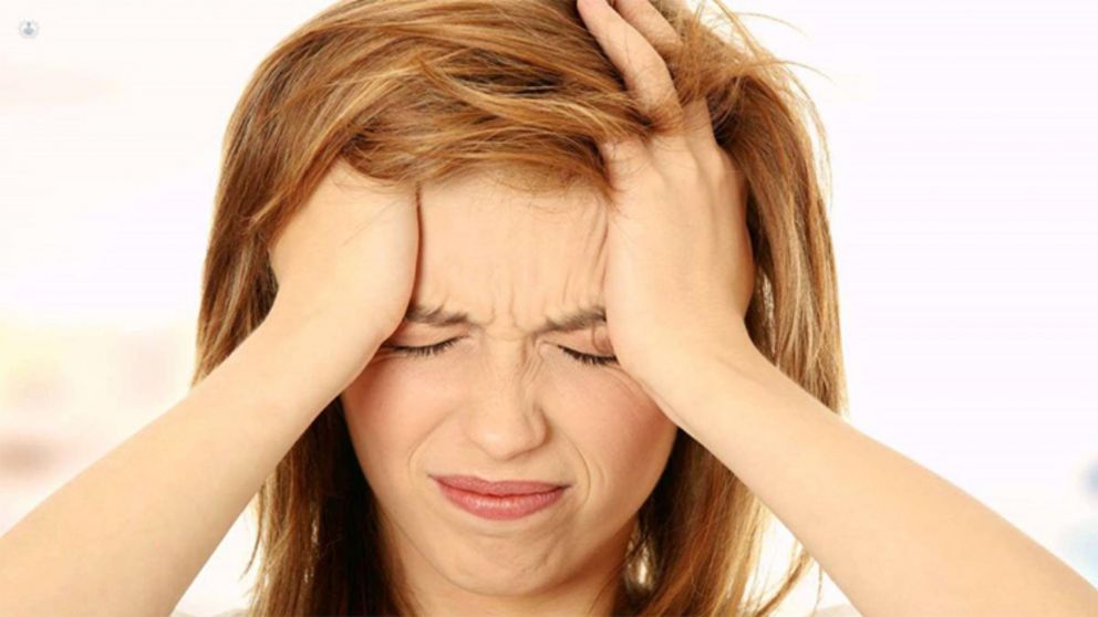 El dolor de cabeza intenso es uno de los síntomas de la meningitis (Archivo).