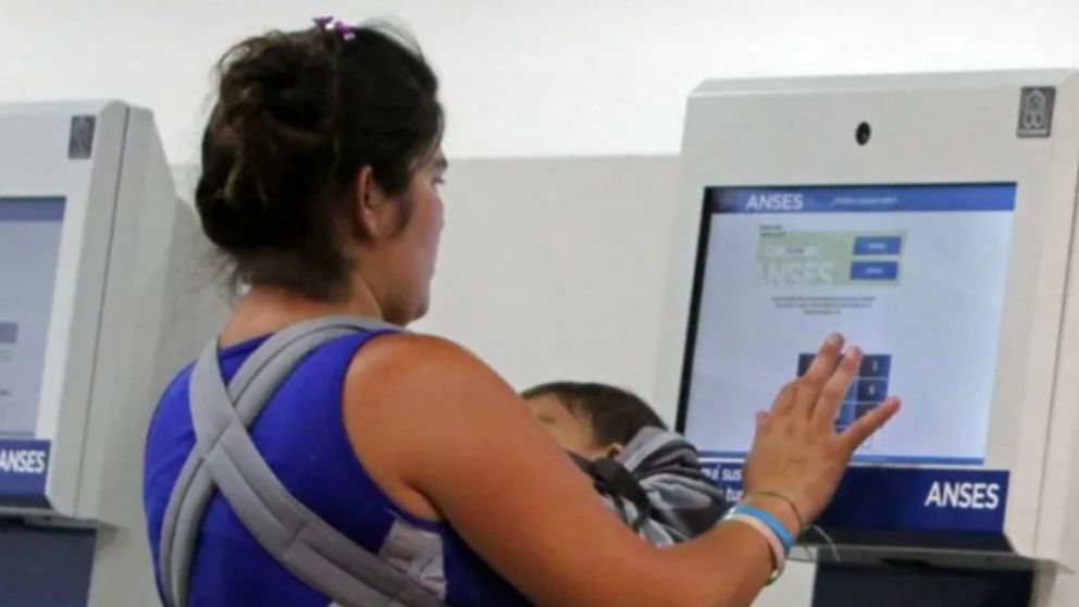 ANSES: cuándo cobran AUH, AUE y Prenatal y Maternidad durante diciembre 2022 (Archivo).