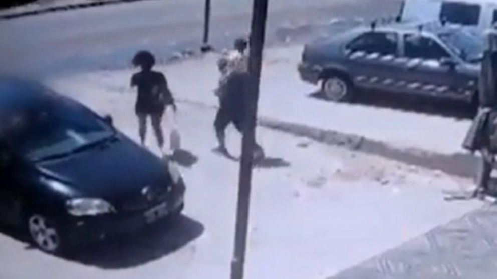 Previo a impactar contra la familia, el camionero quiso adelantar a un automóvil y atropelló a un joven.