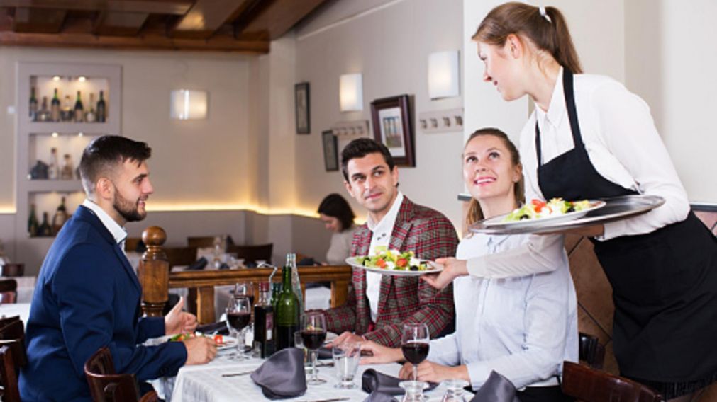 Un mozo cont� qu� es lo que siente cuando un cliente le pasa el plato al recoger la mesa.