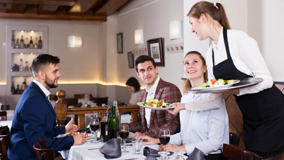 Un mozo contó qué es lo que siente cuando un cliente le pasa el plato al recoger la mesa.