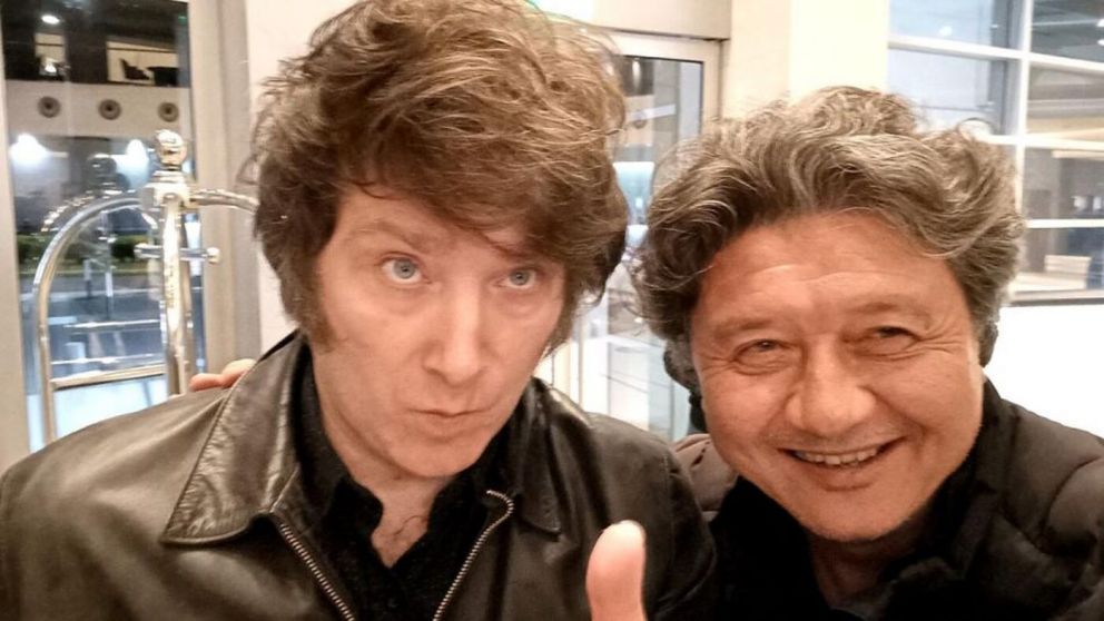 El candidato Javier Milei, junto con el publicista Carlos Kikuchi, uno de los apuntados en la interna de los libertarios.