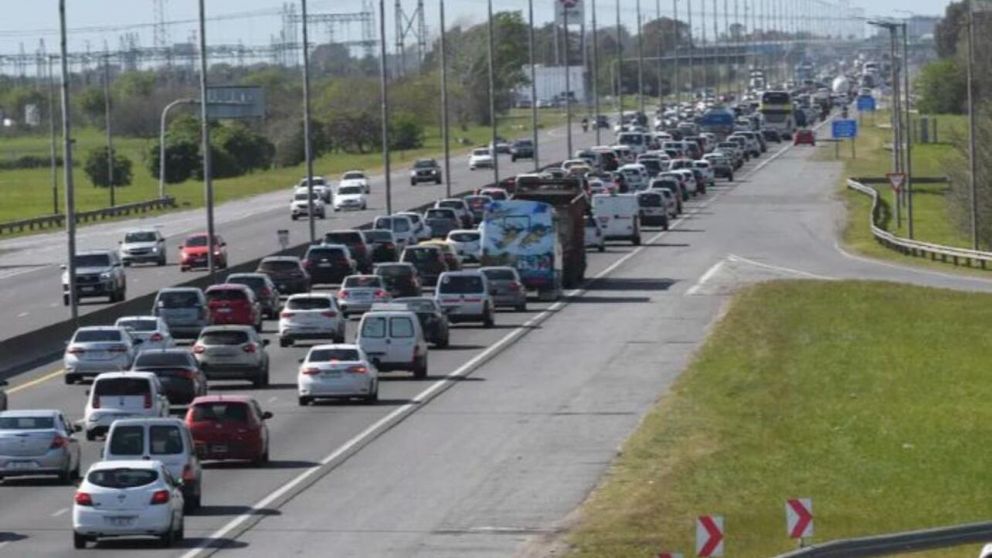 Tránsito congestionado en los accesos a CABA (Imagen ilustrativa).