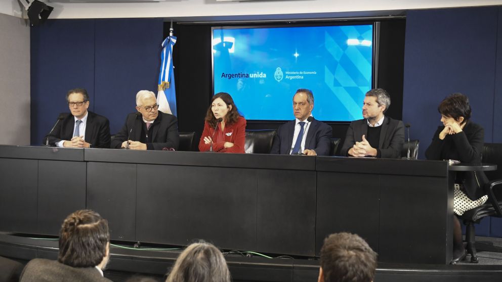 Batakis desestim� una devaluaci�n, acompa�ada por Scioli, Pesce, Dom�nguez, Lammens y Marc� del Pont.  (Foto: T�lam)