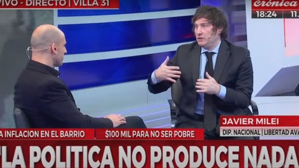 "El peso se derrite como una barra de hielo en pleno desierto del Sahara al mediodía”, dijo en los estudios de Crónica HD.