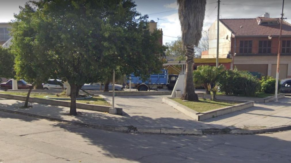 El grupo de patoteros acuchill� a la v�ctima a escasos metros de esta plaza en Gregorio de Laferrere (Google Street View).