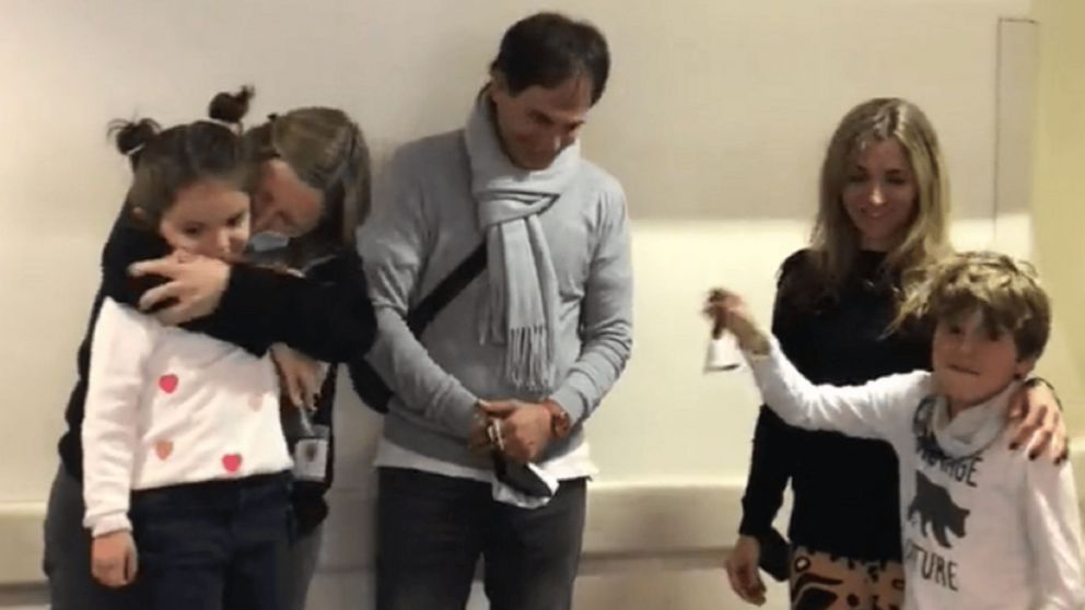 Nena superó un cáncer y la celebración familiar se volvió viral (Twitter/@gonzasantotomas).
