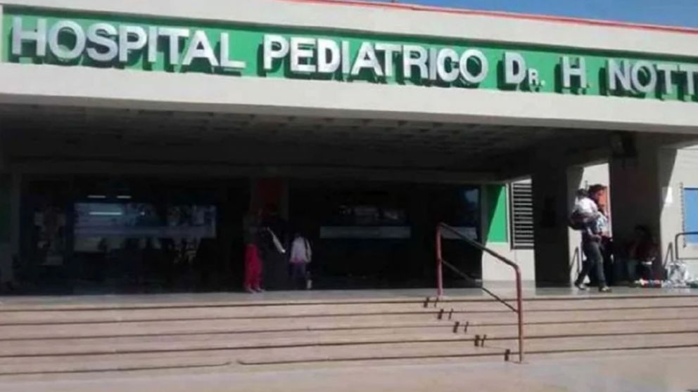 La menor se encuentra internada en el Hospital Humberto Notti con pronóstico reservado.