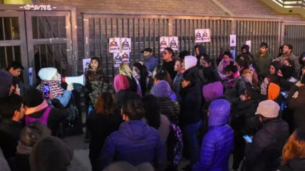 Los padres de los chicos reclamando Justicia.