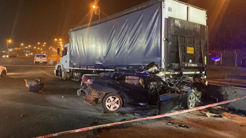 Así quedó el VW Vento incrustado contra el camión en Panamericana.