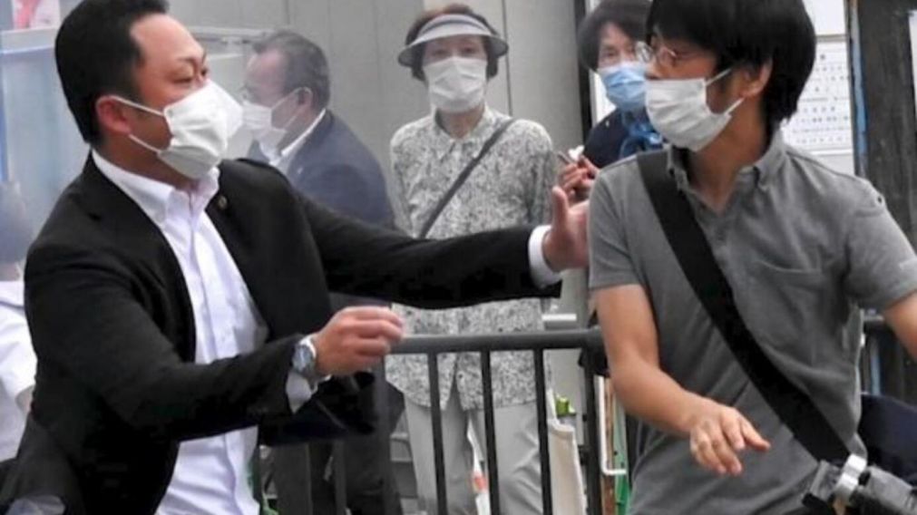 El momento en que Tetsuya Yamagami es detenido por un custodio (Twitter).