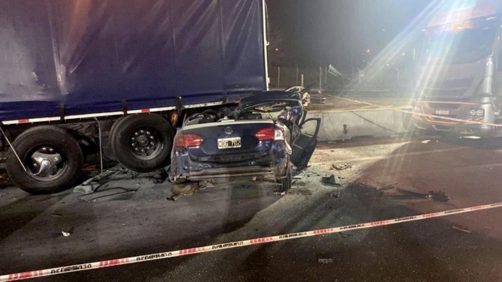 El auto perseguido quedó debajo del acoplado de un camión (Télam).