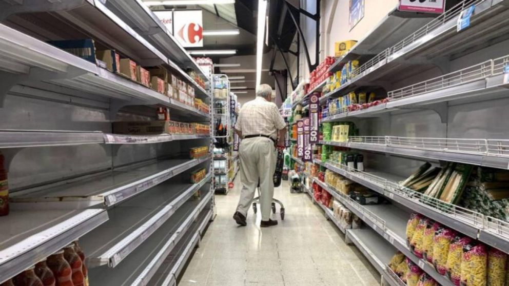 Los consumidores no encuentran en las góndolas ciertos productos ante la inestabilidad económica.