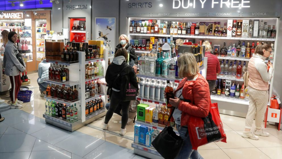 La medida del Central apunta contra los "free shops" y busca conservar a los dólares.