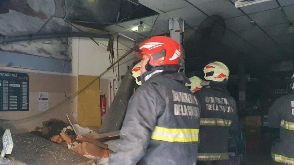 Bomberos asistieron a las víctimas, que quedaron atrapadas dentro del elevador.