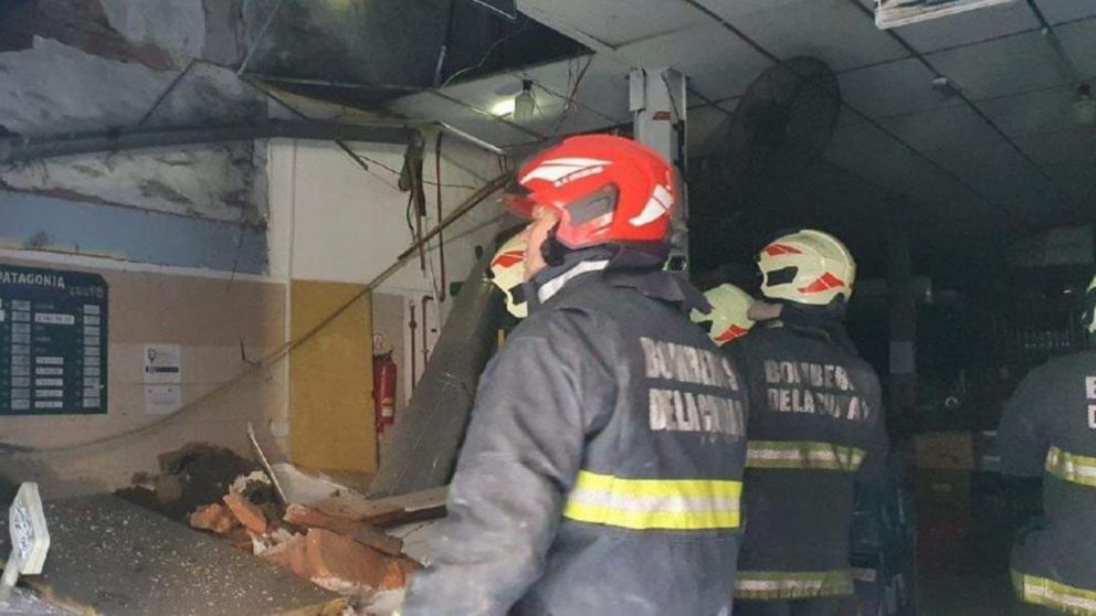 Bomberos asistieron a las víctimas, que quedaron atrapadas dentro del elevador.