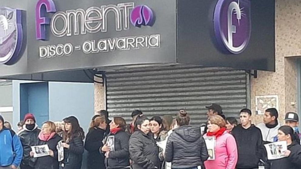 Familiares del joven agredido pidieron justicia en la puerta del boliche donde ocurrió el hecho (Gentileza El Popular).