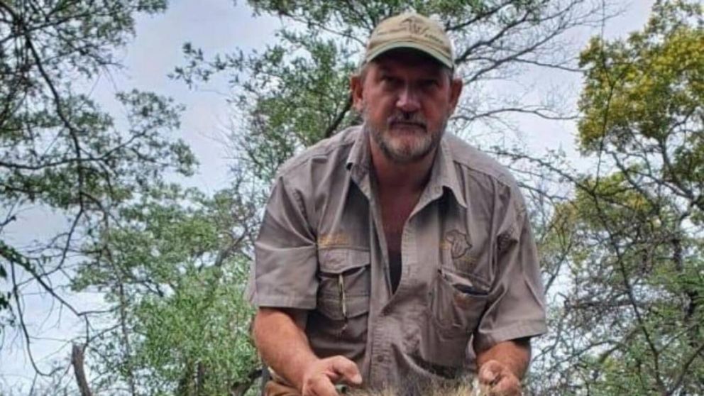 El famoso cazador furtivo Riaan Naude fue asesinado en su camioneta cuando iba de cacer�a.