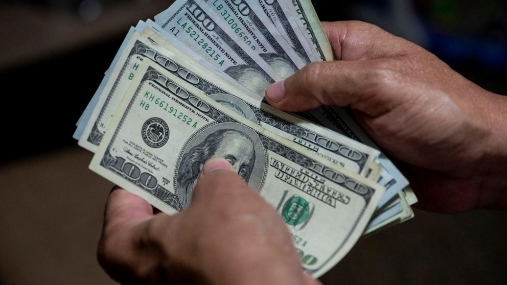 La dificultad que tiene la mayor�a de la gente para acceder a los d�lares lleva a pensar que lo mejor por el momento es tratar de conservarlos.