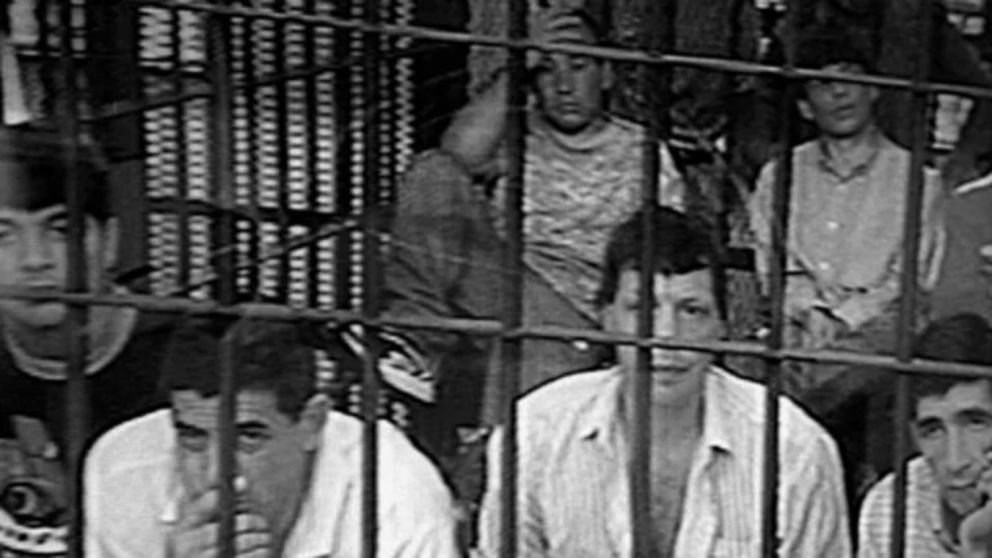 Durante el juicio a los "Doce Apóstoles", los acusados por el sangriento motín de Sierra Chica estaban en una jaula (Archivo).