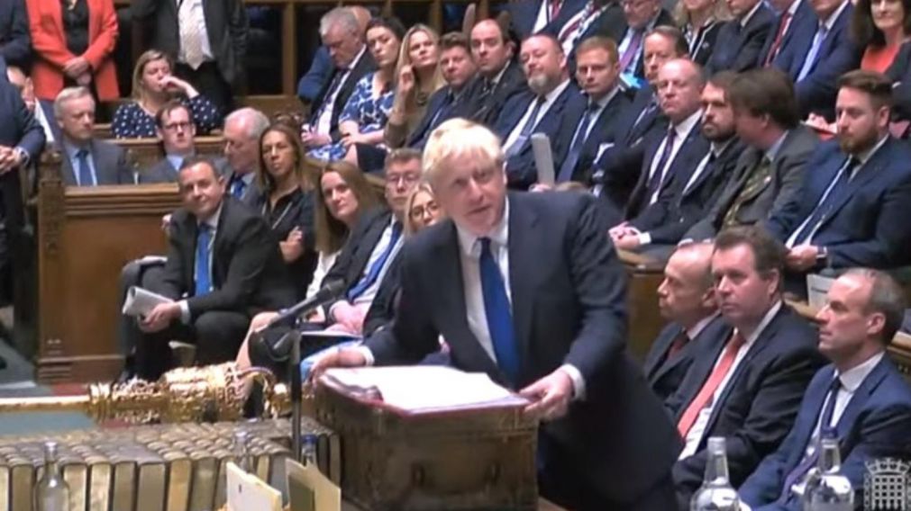 Boris Johnson habl� este mi�rcoles ante el Parlamento brit�nico tras las renuncias masivas de funcionarios (Captura de pantalla).