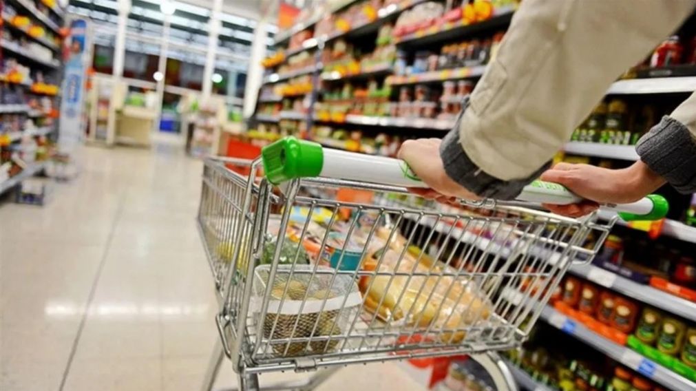 Fue a comprar al supermercado, pero su intuición le dijo que aprovechara y comprara un boleto de lotería: acertó todos los números y ganó un premio millonario.