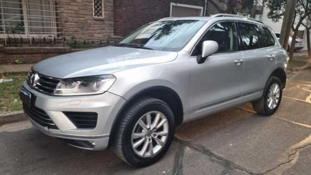 Uno de los vehículos incluidos en la subasta es un Volkswagen Touareg (2016) equipado con motor V8 FSi 3.0 litros.