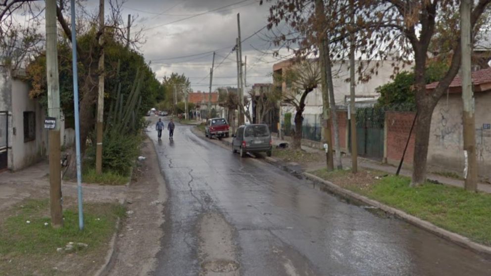 La esquina de San Francisco Solano donde fue agredida a disparos la víctima del asalto.
