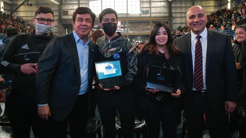 El jefe de Gabinete, Juan Manzur, entregó tablets junto al intendente Fernando Espinoza.