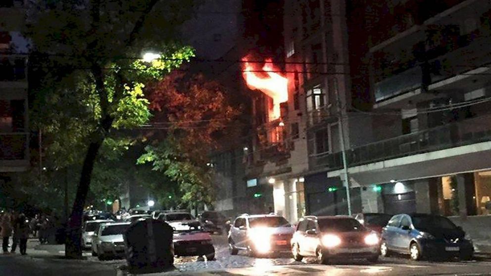 Voraz incendio en una casa de Núñez: un muerto y dos heridos de gravedad.