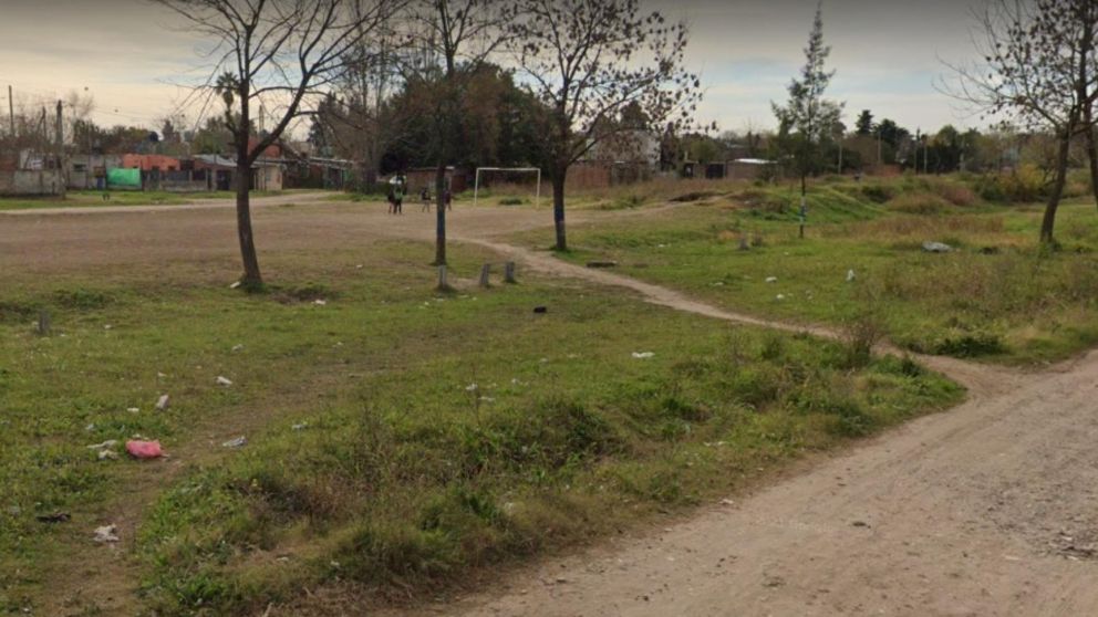 Ac�, frente a esta canchita, ocurri� el asalto que sufri� el efectivo policial.