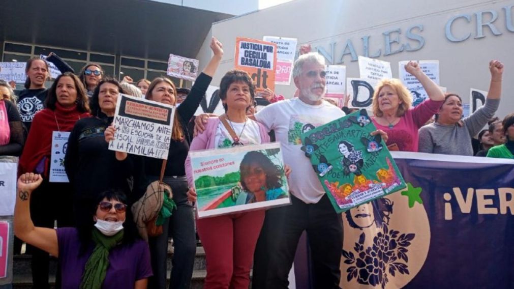 Los padres de la v�ctima encabezaron una movilizaci�n frente a los tribunales de la ciudad de Cruz del Eje (Gentileza ANRed.org).