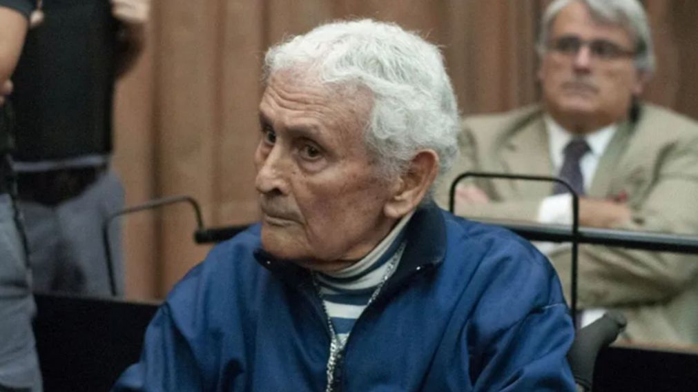 Muri� el represor Miguel Etchecolatz a los 93 a�os.