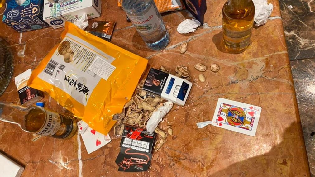 Karaoke, apuestas, mujeres y hasta un gallo: clausuraron un prostíbulo oculto en CABA