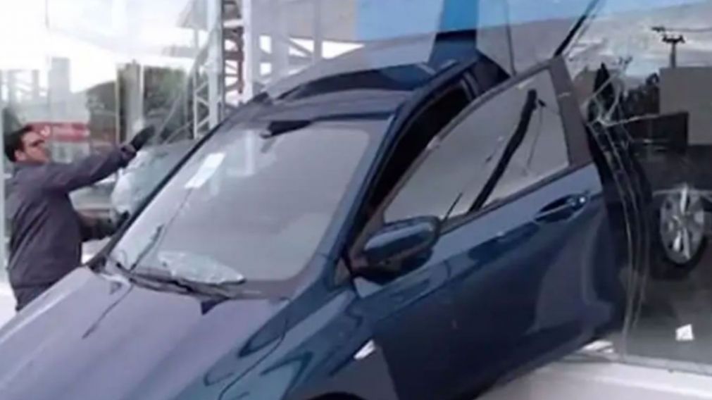 Empleado de una concesionaria ten�a que mover un auto: lo arranc� y atraves� la vidriera.