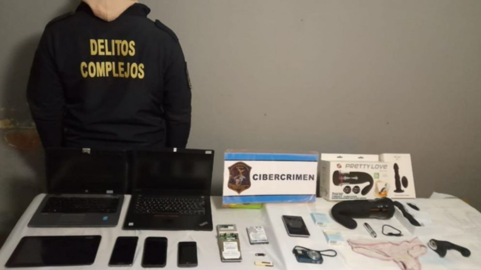 En el marco de los allanamientos, en una vivienda situada en La Plata se incautó material para investigar.
