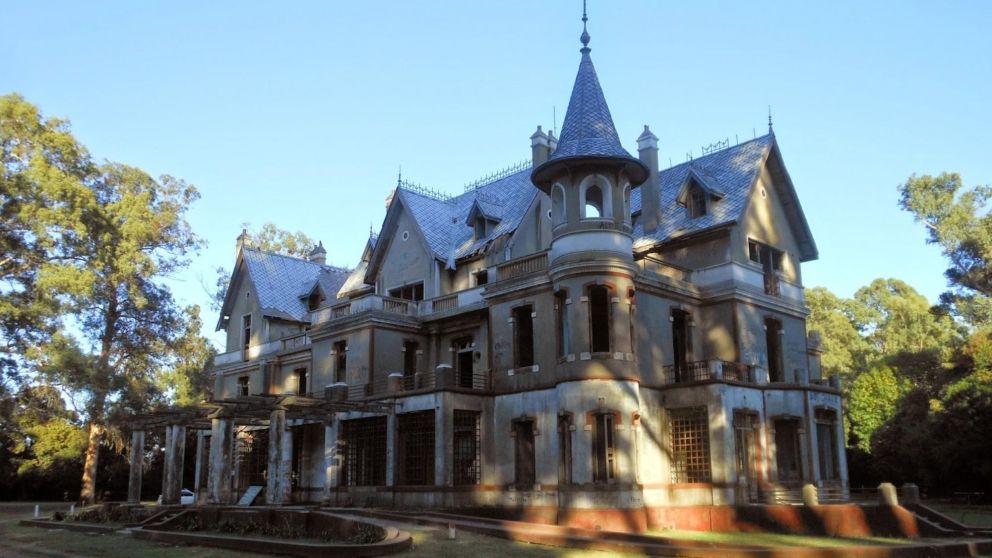 El olvidado pueblito esconde una mansi�n abandonada que muchos creen est� maldita.