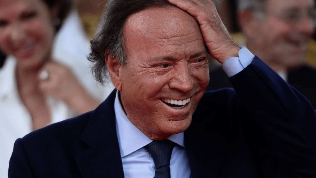 Mir� los memes de Julio Iglesias que son furor en redes sociales.