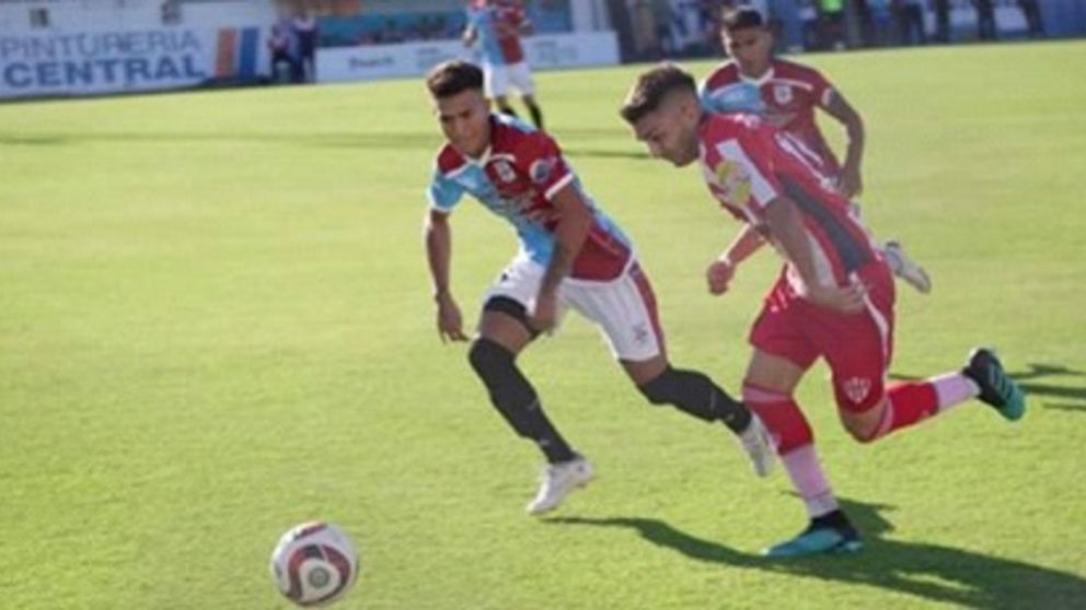 Una imagen del encuentro entre Atlético Paraná de Entre Ríos y Rácing de Córdoba.