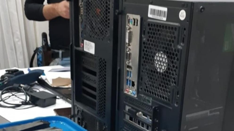 Algunos de los elementos que fueron secuestrados por los investigadores policiales.