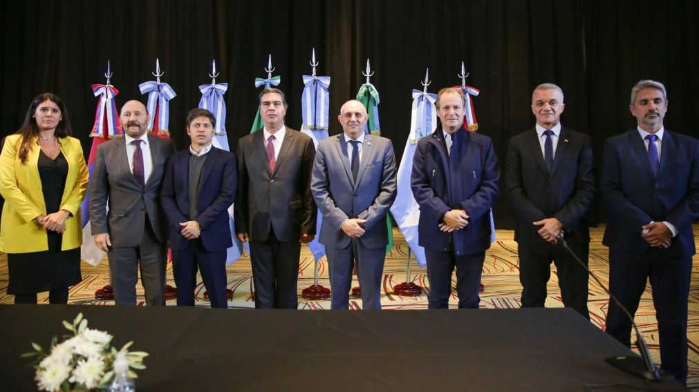 Los gobernadores y funcionarios que participaron del Consejo Federal de Hidrovía, encuentro que se realizó en Chaco.